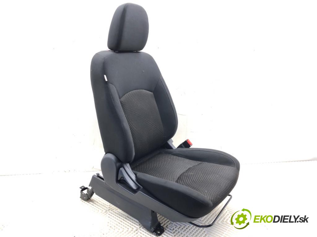 MITSUBISHI ASX SUV 2015 86 kW 1.6 MIVEC 1590 sedadlo pravý přední část