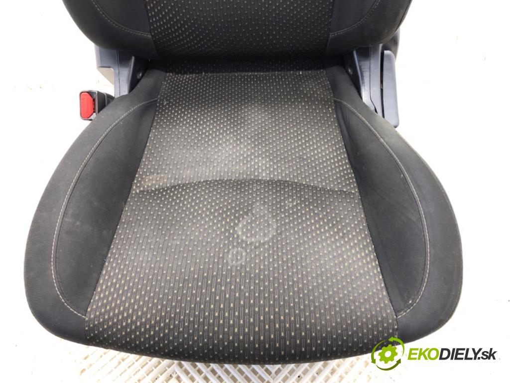 MITSUBISHI ASX SUV 2015 86 kW 1.6 MIVEC 1590 sedadlo levý přední část