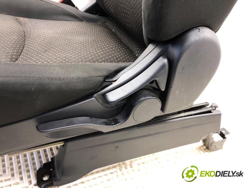 MITSUBISHI ASX SUV 2015 86 kW 1.6 MIVEC 1590 sedadlo levý přední část