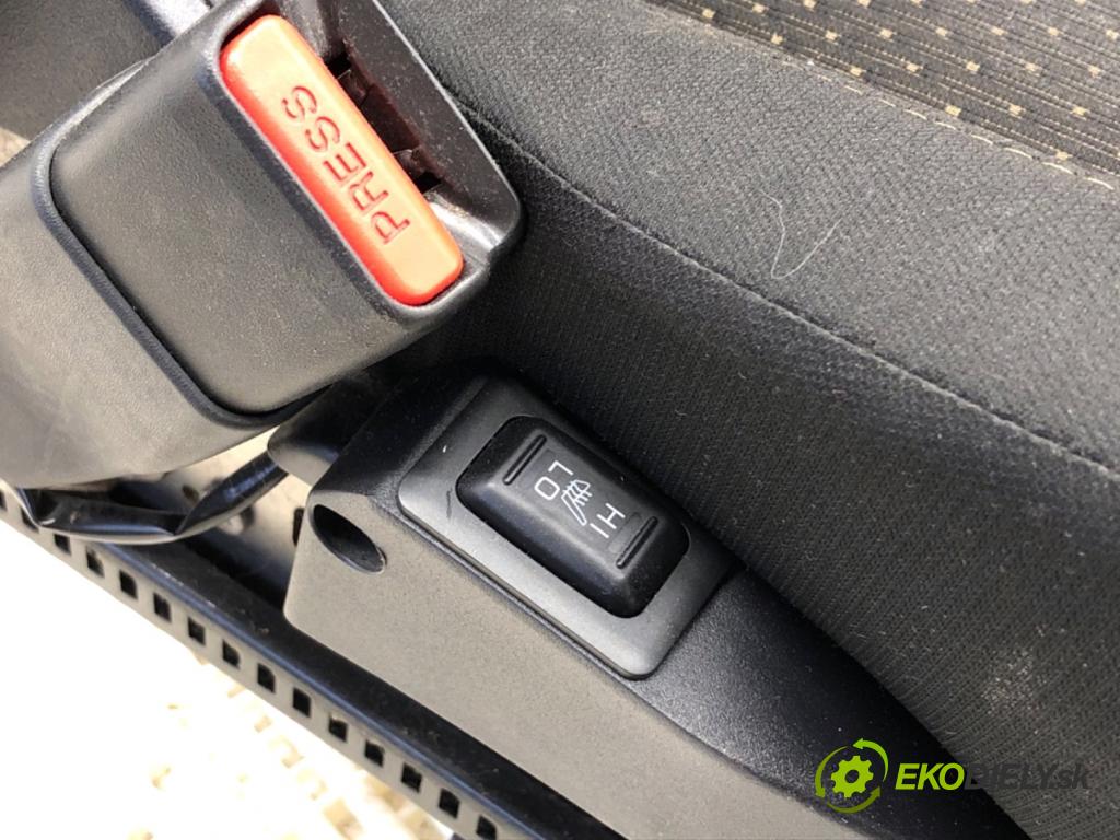 MITSUBISHI ASX SUV 2015 86 kW 1.6 MIVEC 1590 sedadlo levý přední část