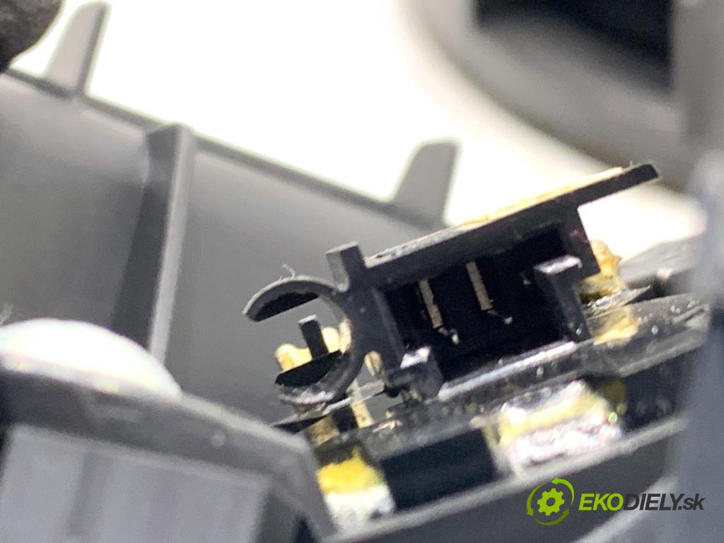 MITSUBISHI ASX SUV 2015 86 kW 1.6 MIVEC 1590 reproduktory 8720A011