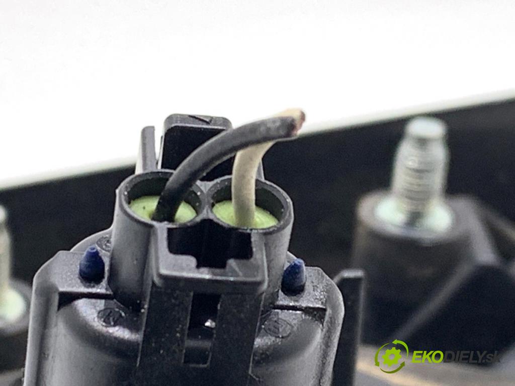 MITSUBISHI ASX SUV 2015 86 kW 1.6 MIVEC 1590 Svetlo zad pravá vnútorná  (Kľučka dverí ostatné)