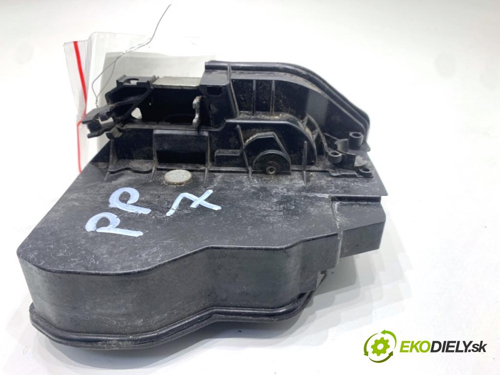 BMW E87 liftback 2005 85 kW 116 i 1596 zámok Dvere pravy predný 7167068