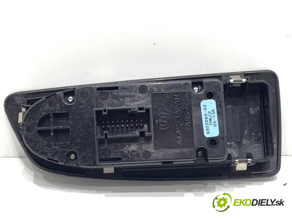BMW E87 liftback 2005 85 kW 116 i 1596 Prepínač okien 6952006 (Prepínacie páčky pod volantom)