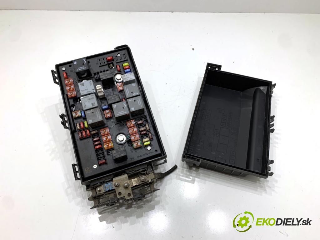 OPEL ASTRA J Kombi 2013 81 kW 1.7 CDTI (35) 1686 Skrinka poistková 13368641 (Poistková skrinka)