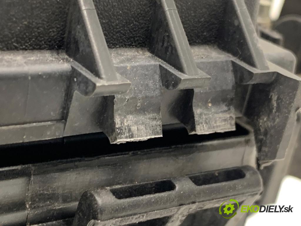 OPEL ASTRA J Kombi 2013 81 kW 1.7 CDTI (35) 1686 Skrinka poistková 13368641 (Poistková skrinka)