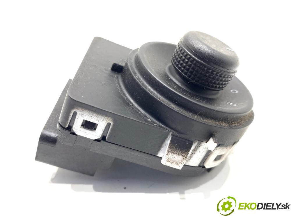 OPEL ASTRA J Kombi 2013 81 kW 1.7 CDTI (35) 1686 Prepínač nastavenia spätných zrkadiel 13271827 (Prepínacie páčky pod volantom)