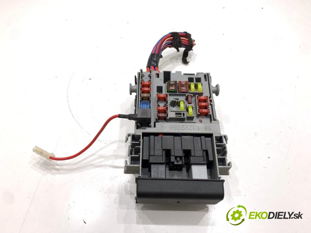 OPEL ASTRA J Kombi 2013 81 kW 1.7 CDTI (35) 1686 skříňka poistková 13222786 (Pojistková skříňka)