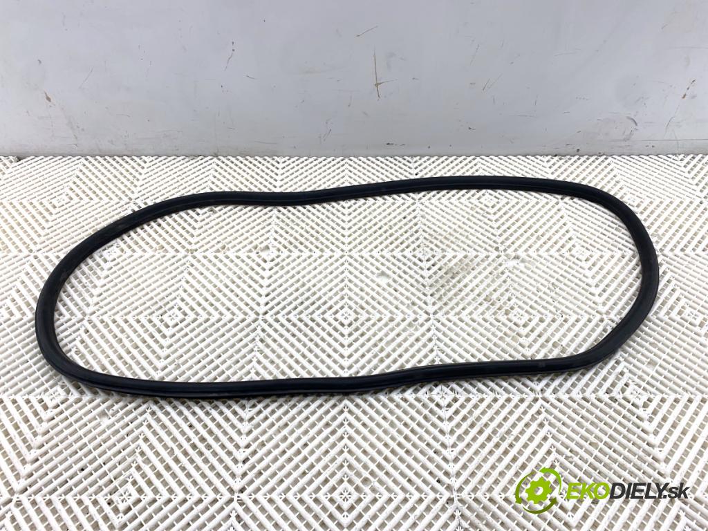 OPEL ASTRA J Kombi 2013 81 kW 1.7 CDTI (35) 1686 těsnění dveře zadní část levá strana  (Karoserie ostatní)