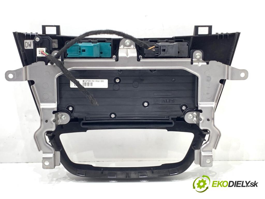 OPEL INSIGNIA A liftback 2009 103 kW 1.8 (68) 1796 Panel ovládania radia 13273252 (Prepínacie páčky pod volantom)