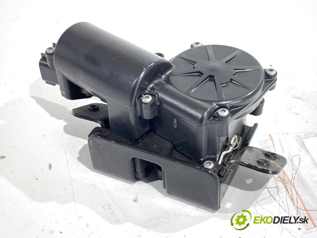 OPEL INSIGNIA A liftback 2009 103 kW 1.8 (68) 1796 zámok dverí zad 13501872