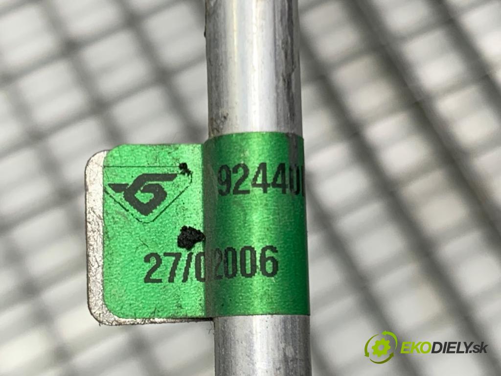 NISSAN NOTE E11 nadwozie wielkoprzestrzenne (MPV) 2007 81 kW 1.6 1598 rúrka klimatizace 92440BC200 (Trubka klimatizace)