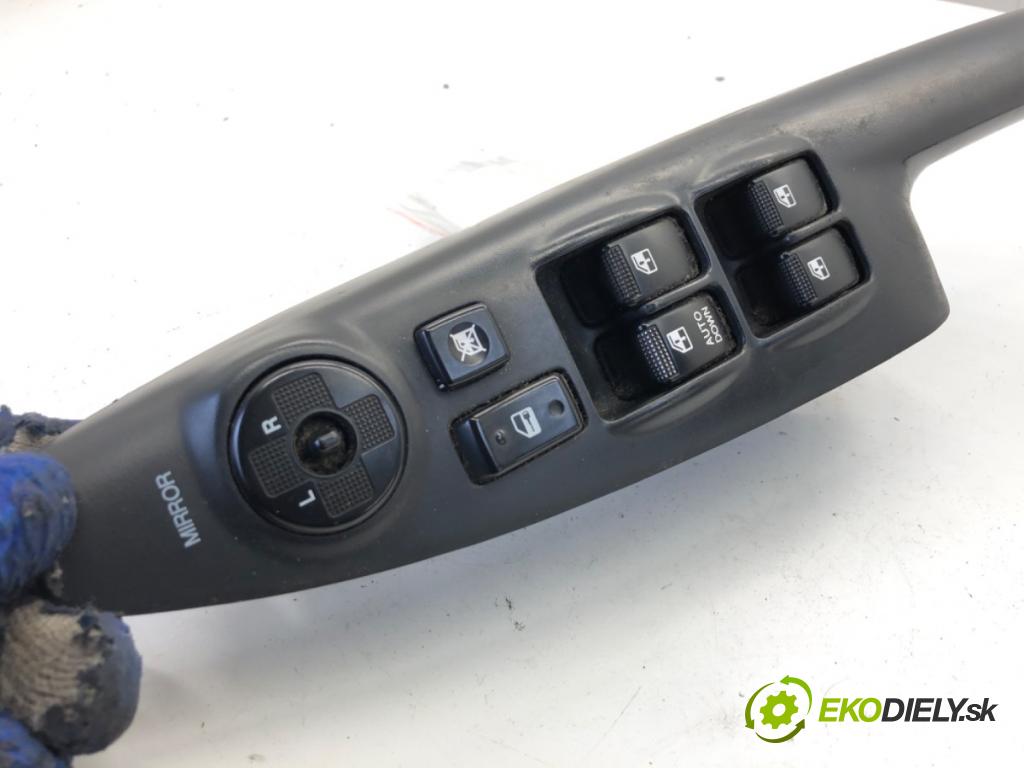HYUNDAI TUCSON SUV 2007 100 kW 2.0 CRDi 1991 Prepínač okien 93570-2E200 (Prepínacie páčky pod volantom)
