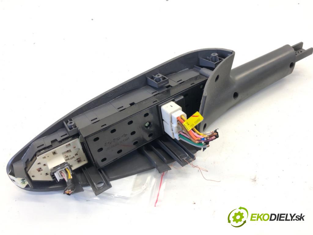 HYUNDAI TUCSON SUV 2007 100 kW 2.0 CRDi 1991 Prepínač okien 93570-2E200 (Prepínacie páčky pod volantom)