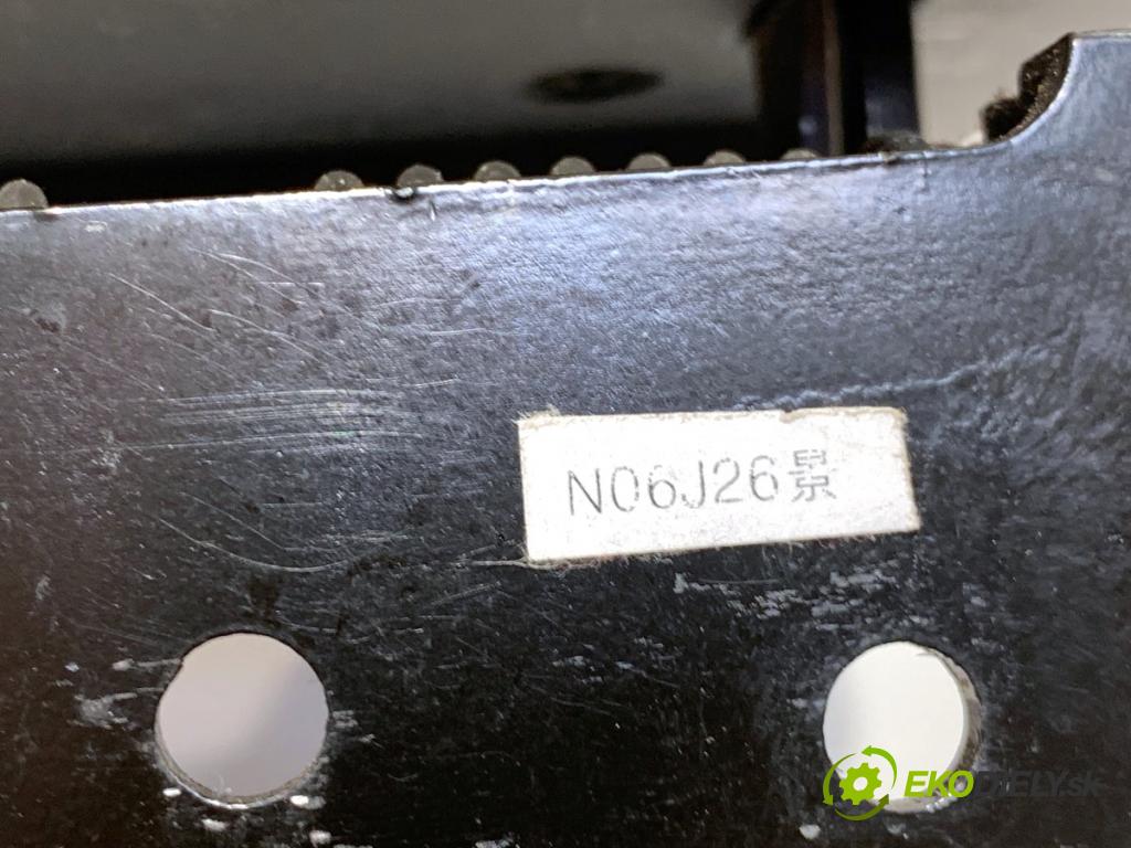 HYUNDAI TUCSON SUV 2007 100 kW 2.0 CRDi 1991 Lakťová opierka  (Lakťová opierka)