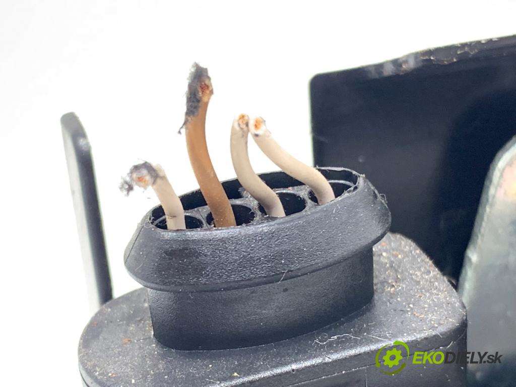 VW GOLF V liftback 2006 103 kW 2.0 TDI 1968 zámok dverí zad