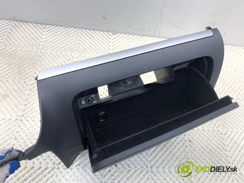 VW GOLF V liftback 2006 103 kW 2.0 TDI 1968 Priehradka, kastlík spolujazdca  (Priehradka (kastlík))