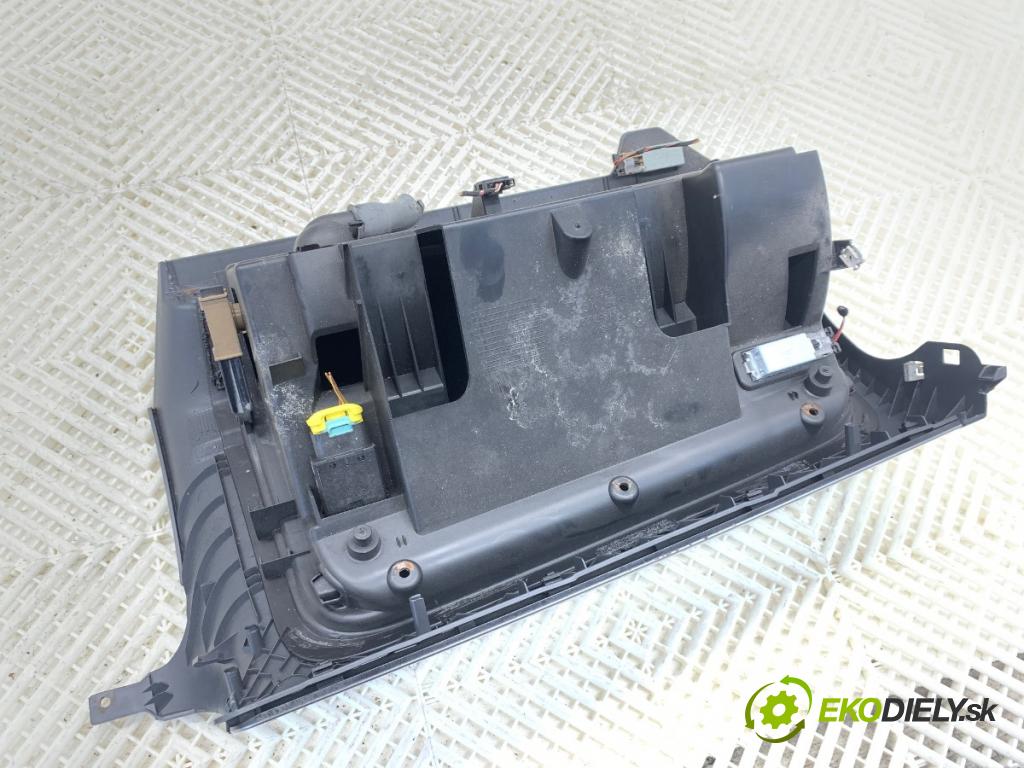 VW GOLF V liftback 2006 103 kW 2.0 TDI 1968 Priehradka, kastlík spolujazdca  (Priehradka (kastlík))