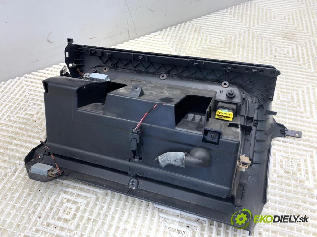 VW GOLF V liftback 2006 103 kW 2.0 TDI 1968 Priehradka, kastlík spolujazdca  (Priehradka (kastlík))