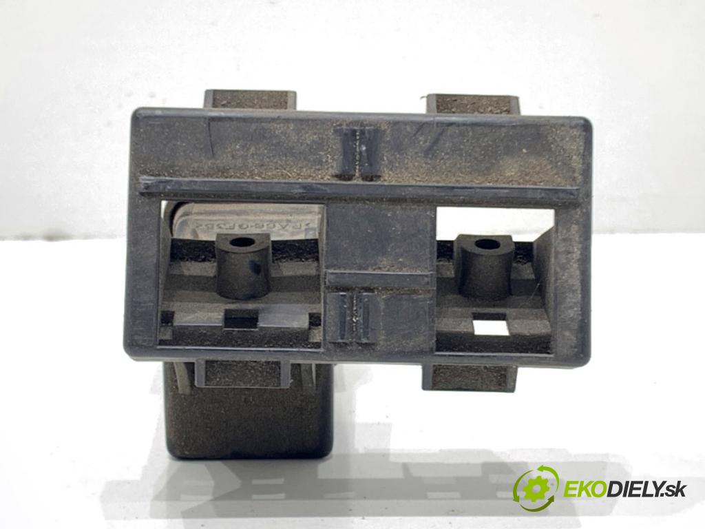 VW GOLF V liftback 2006 103 kW 2.0 TDI 1968 relé sviečok žhavenia 038907281D (Relé)