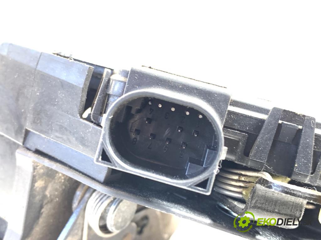 BMW E53 SUV 2001 170 kW 3.0 i 2979 zámok Dvere ľavy zad 8402601