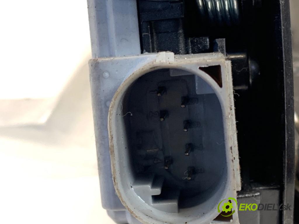 BMW E53 SUV 2001 170 kW 3.0 i 2979 zámok Dvere ľavy predný