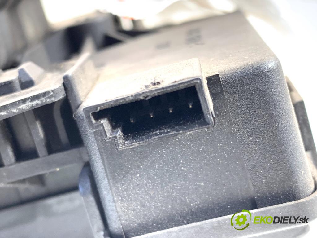 BMW E53 SUV 2001 170 kW 3.0 i 2979 zámok dverí zad 8408492