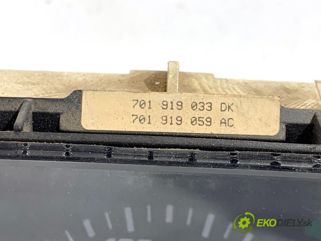 VW TRANSPORTER T4 Skrzynia 1994 57 kW 2.4 D 2370 prístrojovka 701919033DK (Přístrojová deska)