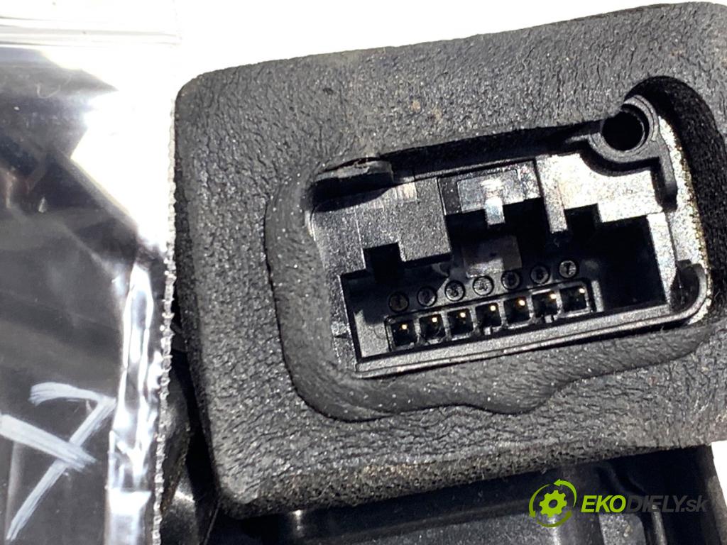 VW POLO V liftback 2012 44 kW 1.2 1198 zámok dveře pravý přední část 5K1837016