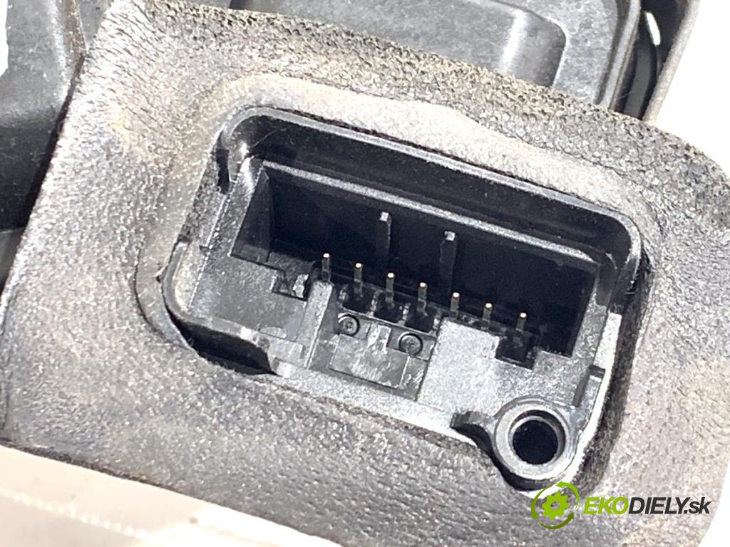 VW POLO V liftback 2012 44 kW 1.2 1198 zámok dveře levý přední část 5K1837015D