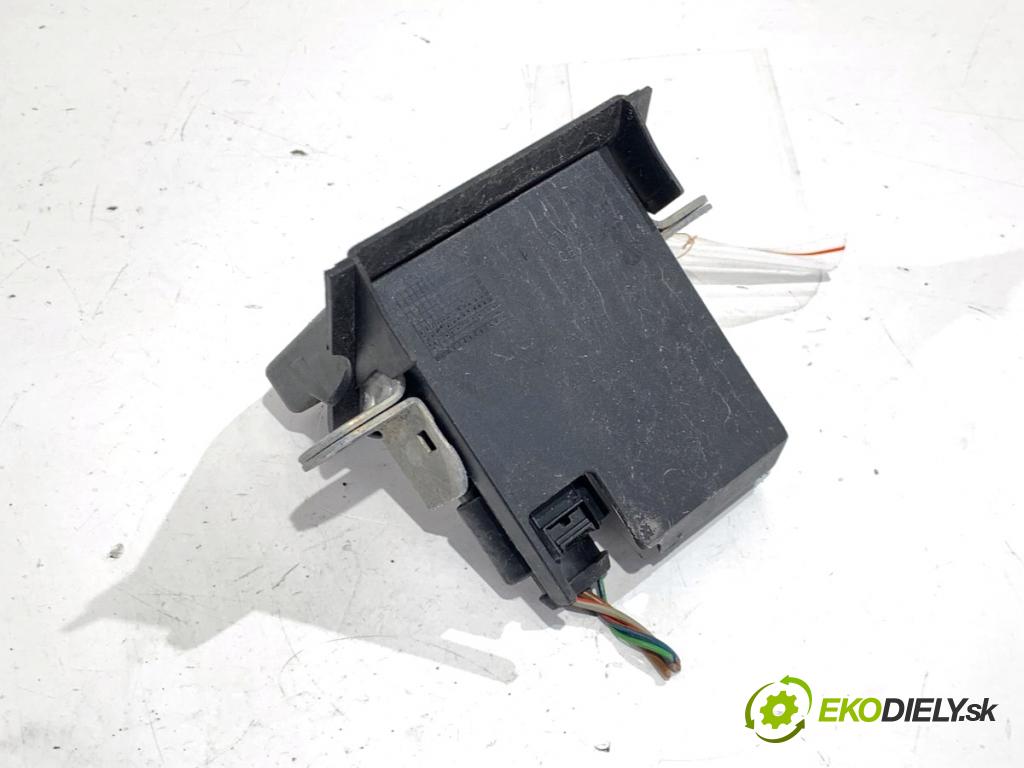 VW POLO V liftback 2012 44 kW 1.2 1198 zámok dveří zadní část 6R0827505B