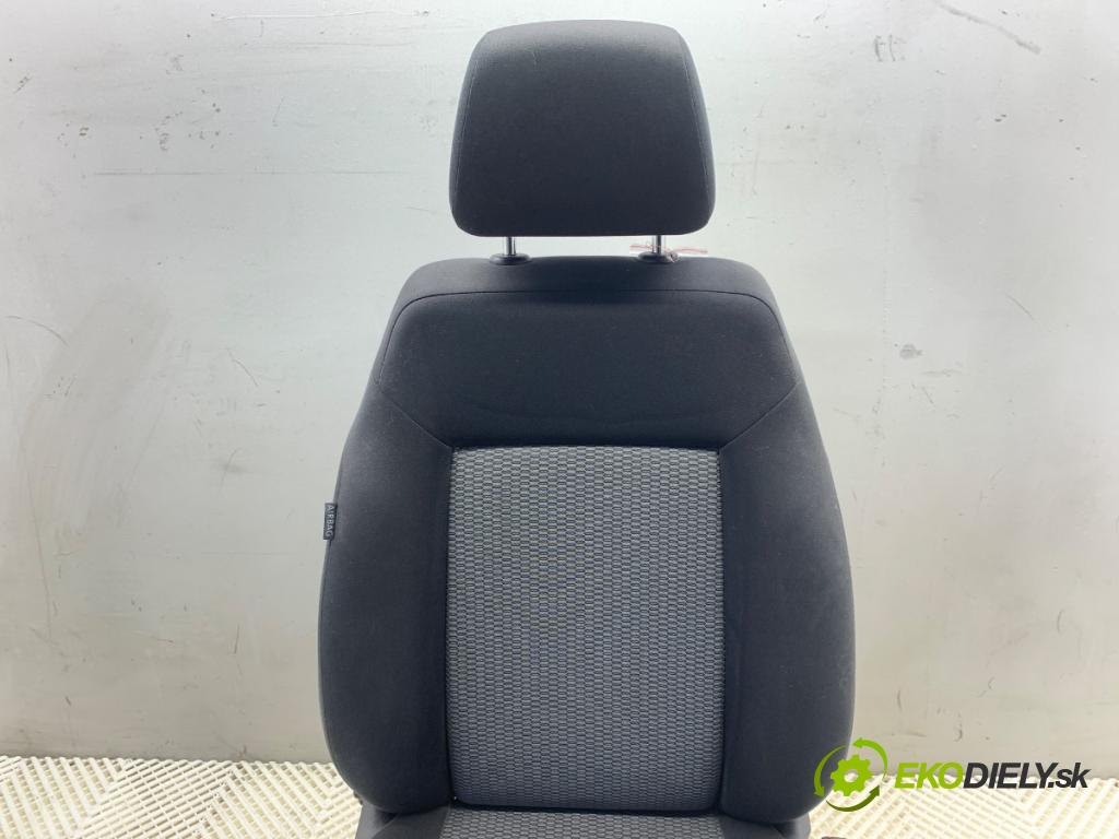 VW POLO V liftback 2012 44 kW 1.2 1198 sedadlo pravý přední část