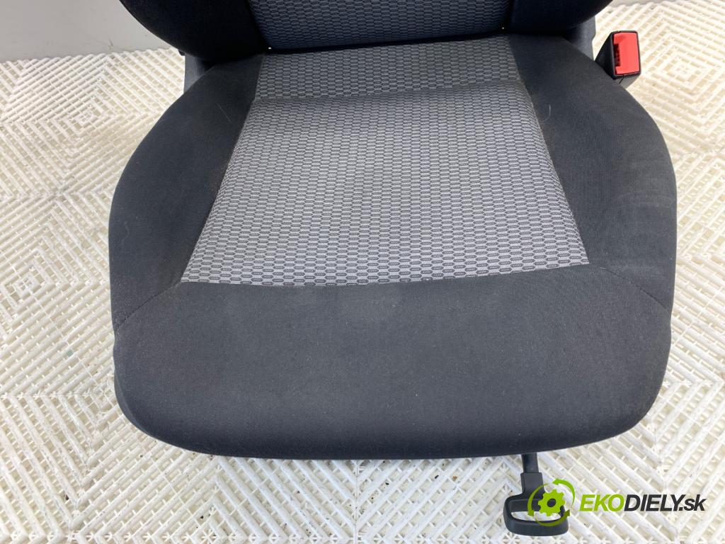 VW POLO V liftback 2012 44 kW 1.2 1198 sedadlo pravý přední část