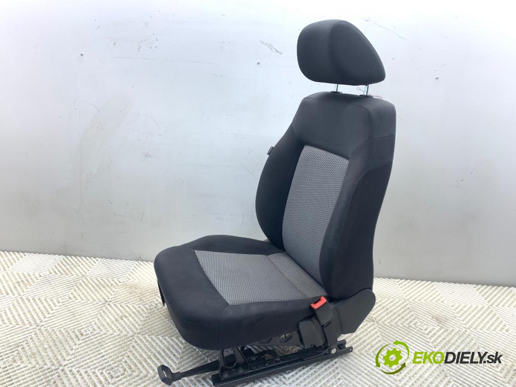 VW POLO V liftback 2012 44 kW 1.2 1198 sedadlo pravý přední část