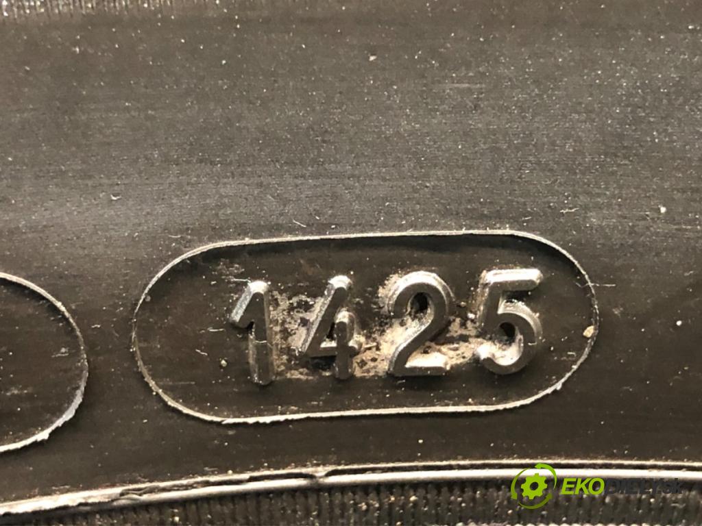 --- ---      PNEUMATIKY: PARA: VÍCENÁ SEZÓNA: 215/65 16" MICHELIN
