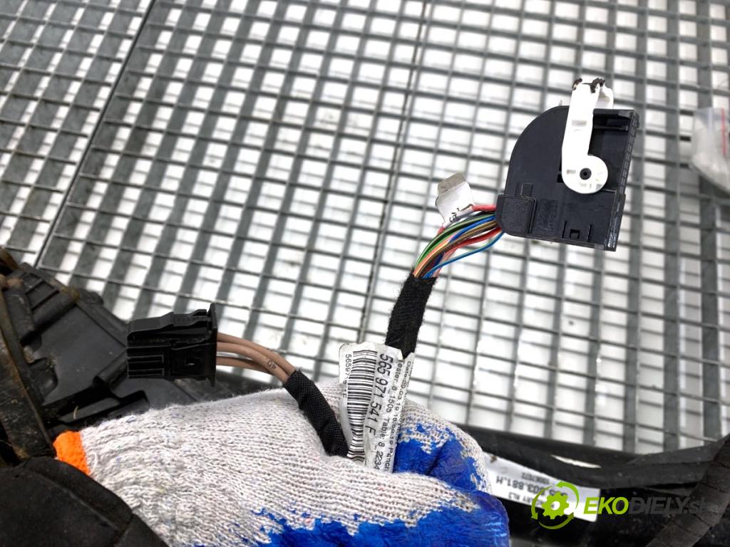 SKODA KODIAQ SUV 2019 110 kW 1.5 TSI 1495 Hák tažné zařízení 565803881H (Tažné zařízení)