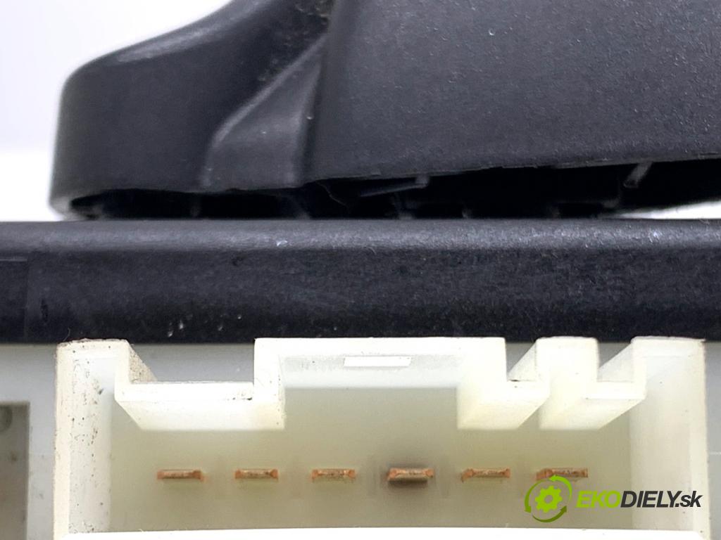 BMW E60 sedan 2004 170 kW 530 i 2979 Prepínač sedačky ľavy 6926961