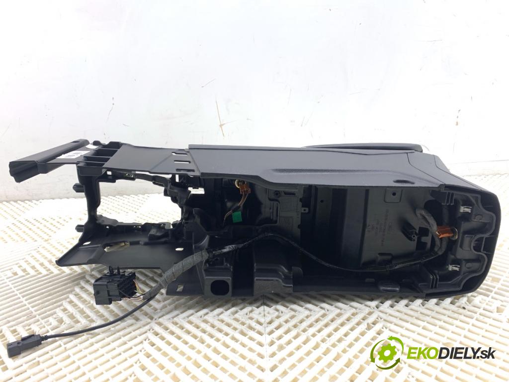 FORD FOCUS III liftback 2014 74 kW 1.0 EcoBoost 998 Tunel stredový opierka