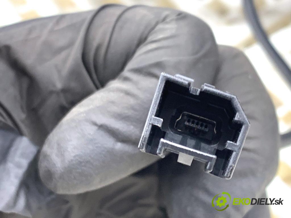 FORD FOCUS III liftback 2014 74 kW 1.0 EcoBoost 998 Tunel stredový opierka