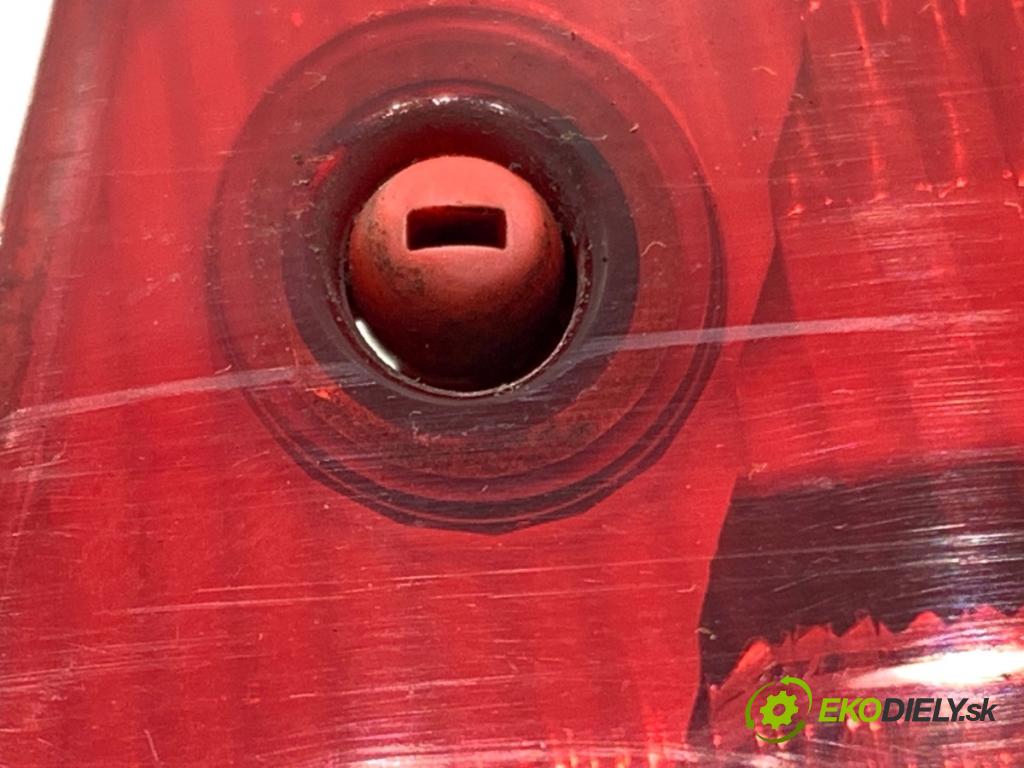 FORD FOCUS III liftback 2014 74 kW 1.0 EcoBoost 998 Svetlo brzdových svetiel 8A61-13A613-AG