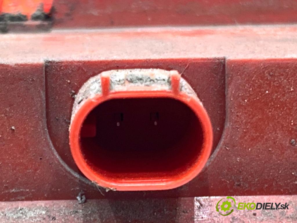 FORD FOCUS III liftback 2014 74 kW 1.0 EcoBoost 998 Svetlo brzdových svetiel 8A61-13A613-AG