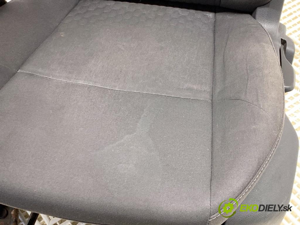FORD FOCUS III liftback 2014 74 kW 1.0 EcoBoost 998 Sedadlo ľavy predný