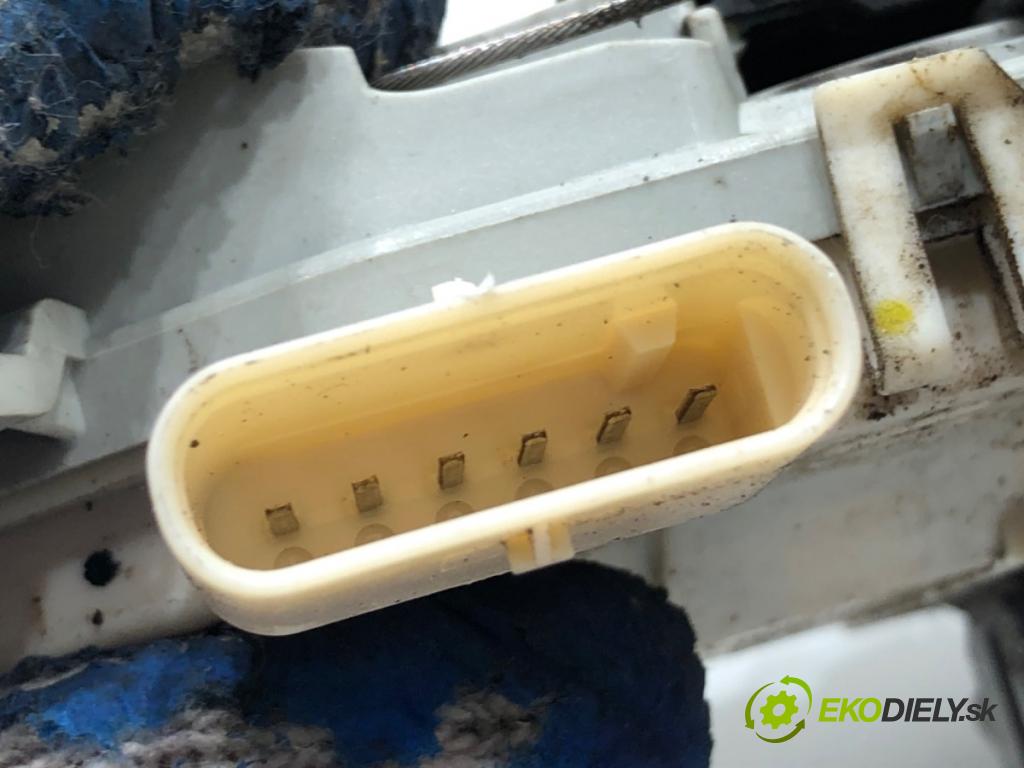 AUDI A4 B8 Kombi 2011 125 kW 2.0 TDI quattro 1968 zámok Dvere pravy zad 8K0839016C