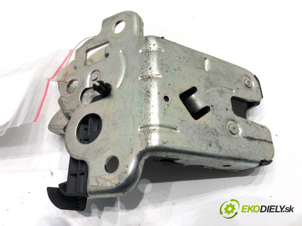 AUDI A4 B8 Kombi 2011 125 kW 2.0 TDI quattro 1968 zámok dverí zad 8K9827505A