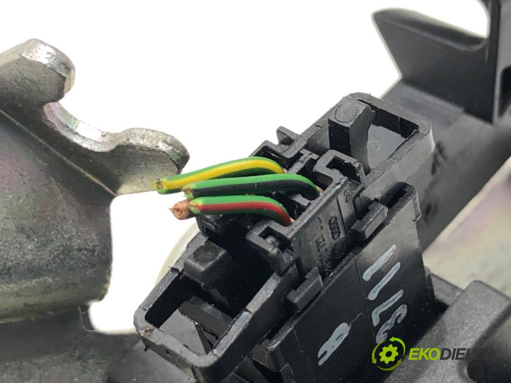 AUDI A4 B8 Kombi 2011 125 kW 2.0 TDI quattro 1968 zámok dverí zad 8K9827505A