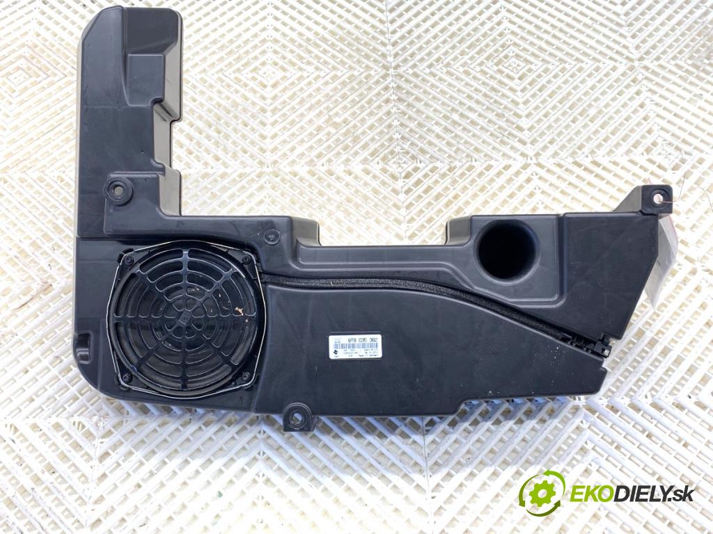 AUDI A4 B8 Kombi 2011 125 kW 2.0 TDI quattro 1968 subwoofer 8T8035382 (Audio zařízení)