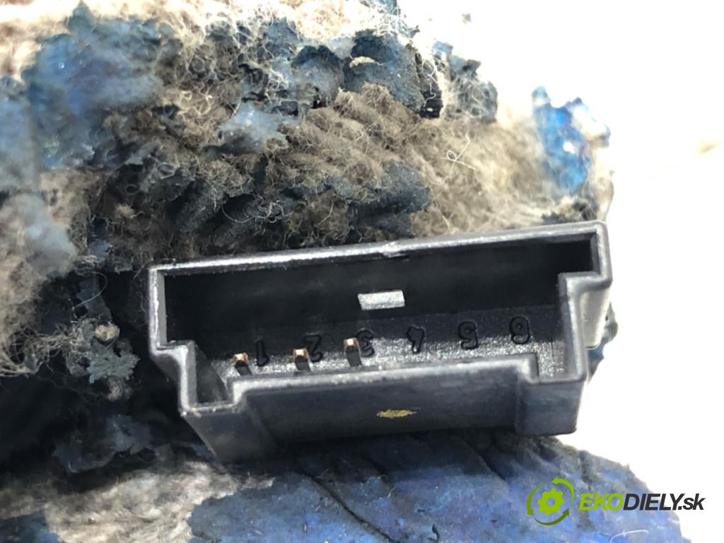 AUDI A4 B8 Kombi 2011 125 kW 2.0 TDI quattro 1968 SPÍNAČE: volantu 4E0951527AD 4E0951527AE