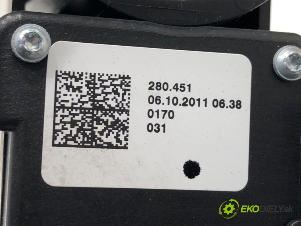 AUDI A4 B8 Kombi 2011 125 kW 2.0 TDI quattro 1968 Prepínač kombinovaný 8R0953502K (Prepínacie páčky pod volantom)