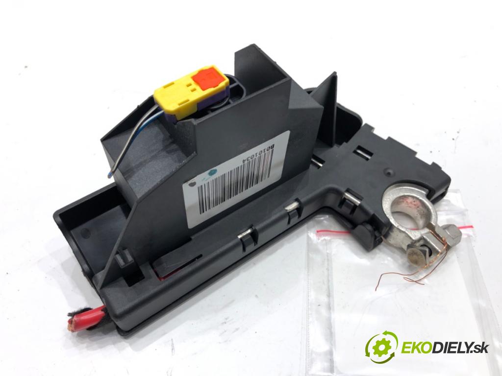 AUDI A4 B8 Kombi 2011 125 kW 2.0 TDI quattro 1968 svorka plus 4F0915519