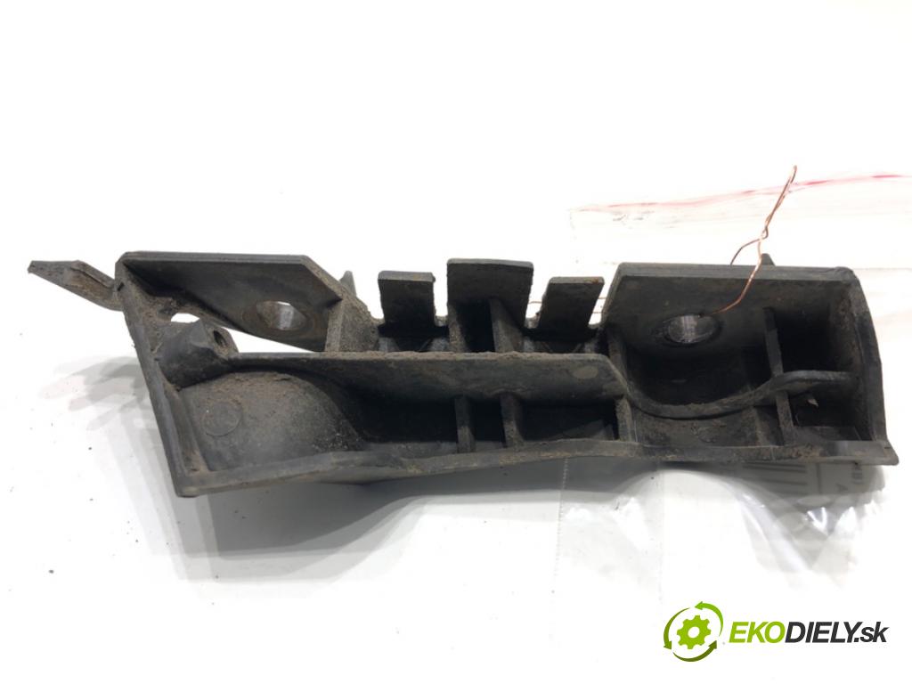 AUDI A4 B8 Kombi 2011 125 kW 2.0 TDI quattro 1968 Úchyt nárazníka pravy predný 8K0807284